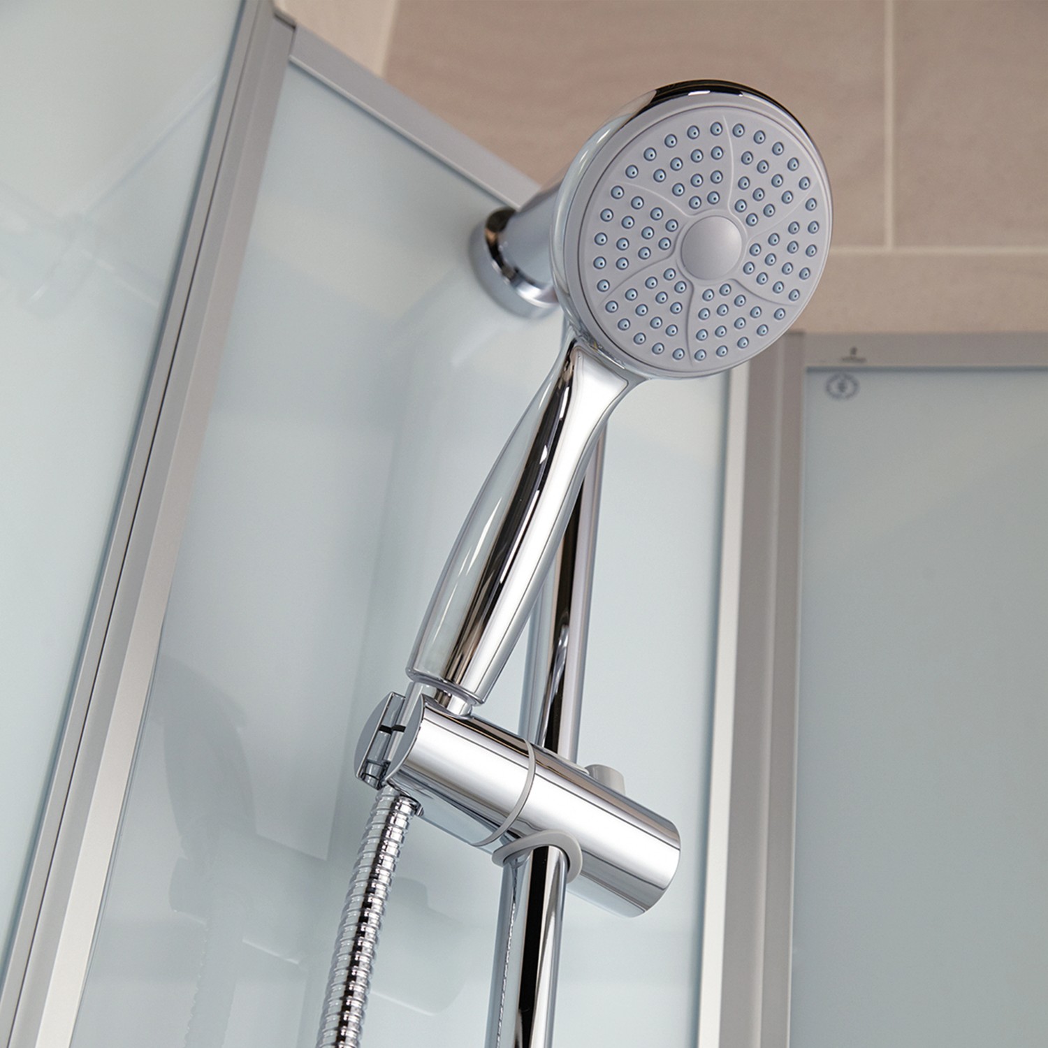 Detailaufnahme: Schulte Komplettduschkabine Ibiza mit Duschpaneel und verchromter Handbrause.