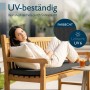Frau entspannt auf Holzbank mit anthrazitfarbener Beautissu Outdoor Bankauflage. Wetterfest, UV-beständig, waschbar.