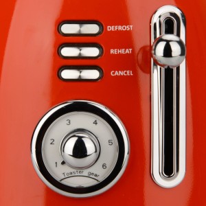 Detailaufnahme: Roter Zilan Retro Toaster mit Temperaturregler, Auftau-, Aufwärm- und Abbruchfunktion.