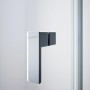 Detailaufnahme: Hüppe Schwingtür Design Pure Black Edition, Griff und Rahmen einer Walk-in Dusche.