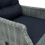 Verstellbarer, hellgrauer Gartensessel mit Fußhocker aus Rattan und schwarzen Polstern.