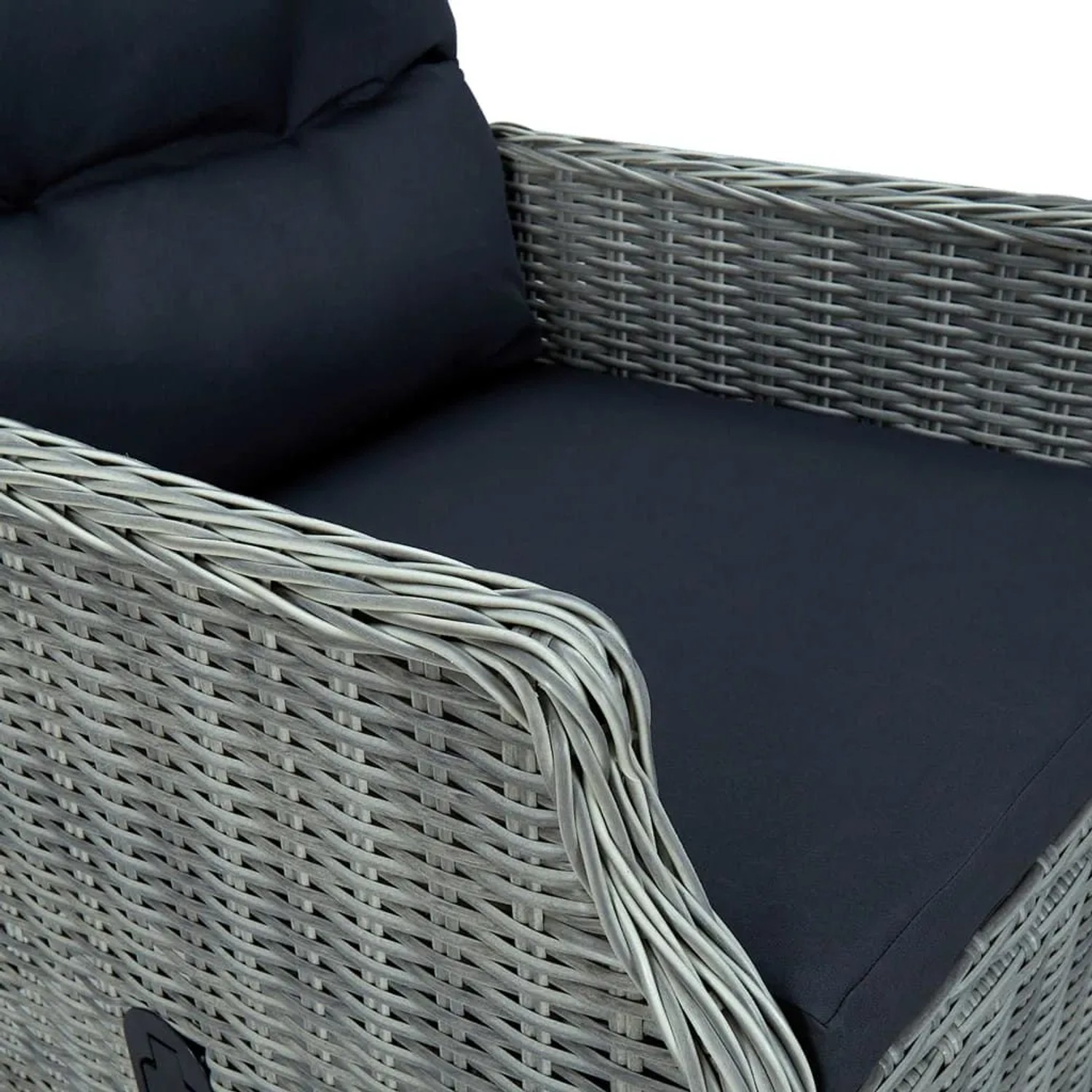 Verstellbarer, hellgrauer Gartensessel mit Fußhocker aus Rattan und schwarzen Polstern.