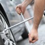 Radwechsel mit LUX Radkreuzschlüssel Comfort. Kreuzschlüssel aus Chrom-Vanadium-Stahl im Einsatz.