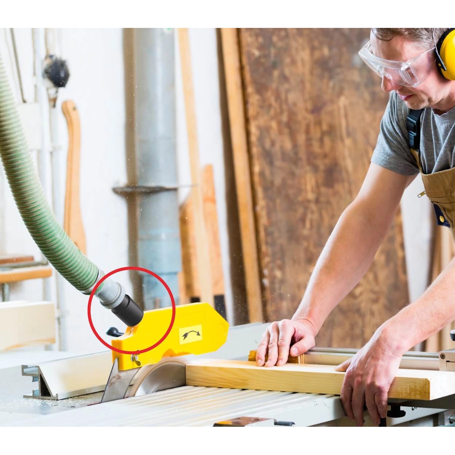 Bauheld Staubsaugeradapter (5 Stk.) in Dunkelgrau im Einsatz an einer Kreissäge.