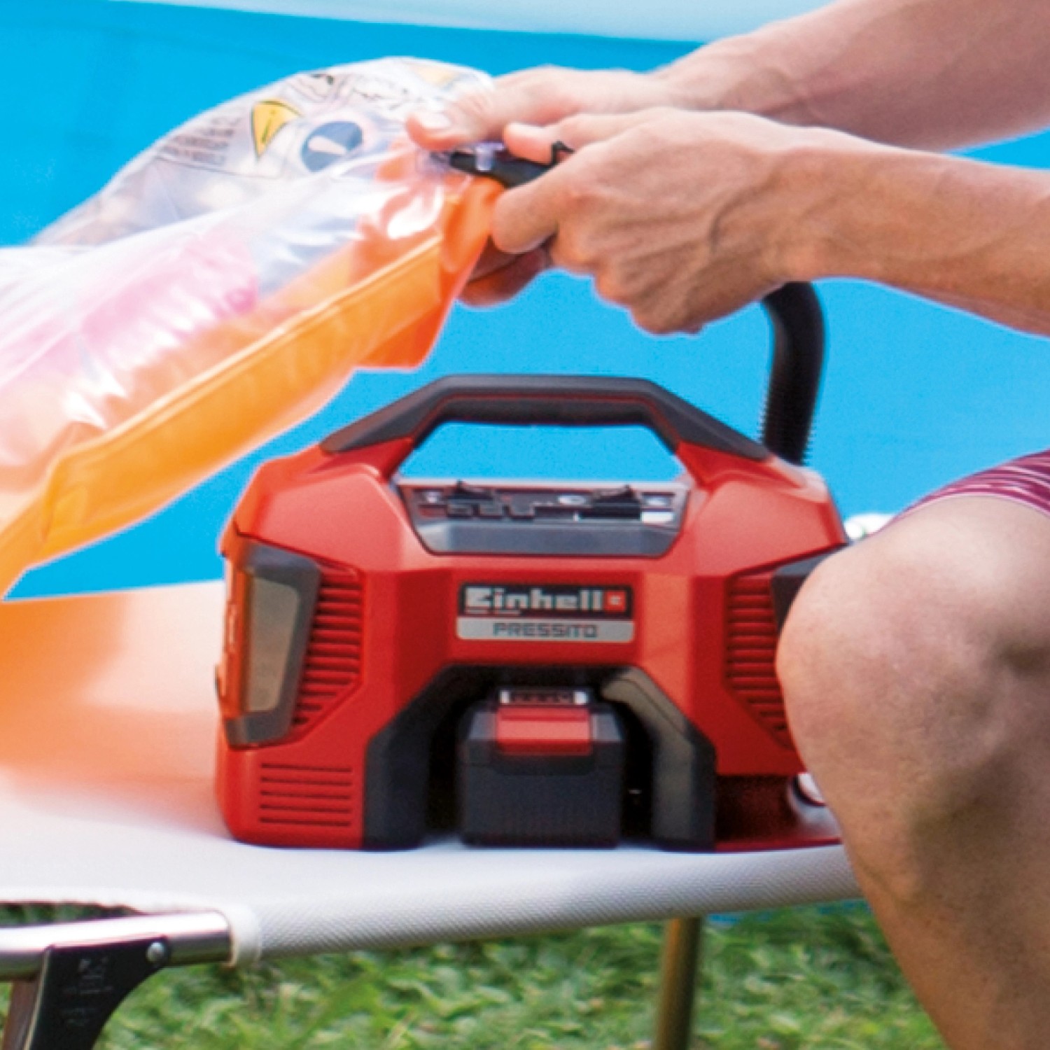 Einhell Hybrid-Kompressor Pressito beim Aufpumpen einer Luftmatratze. Mobiler Akku-Kompressor für Auto, Fahrrad & Freizeit.