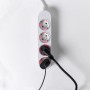 Weiße Shelly Power Strip 4 Gen4 Steckdosenleiste mit zwei eingesteckten Geräten.