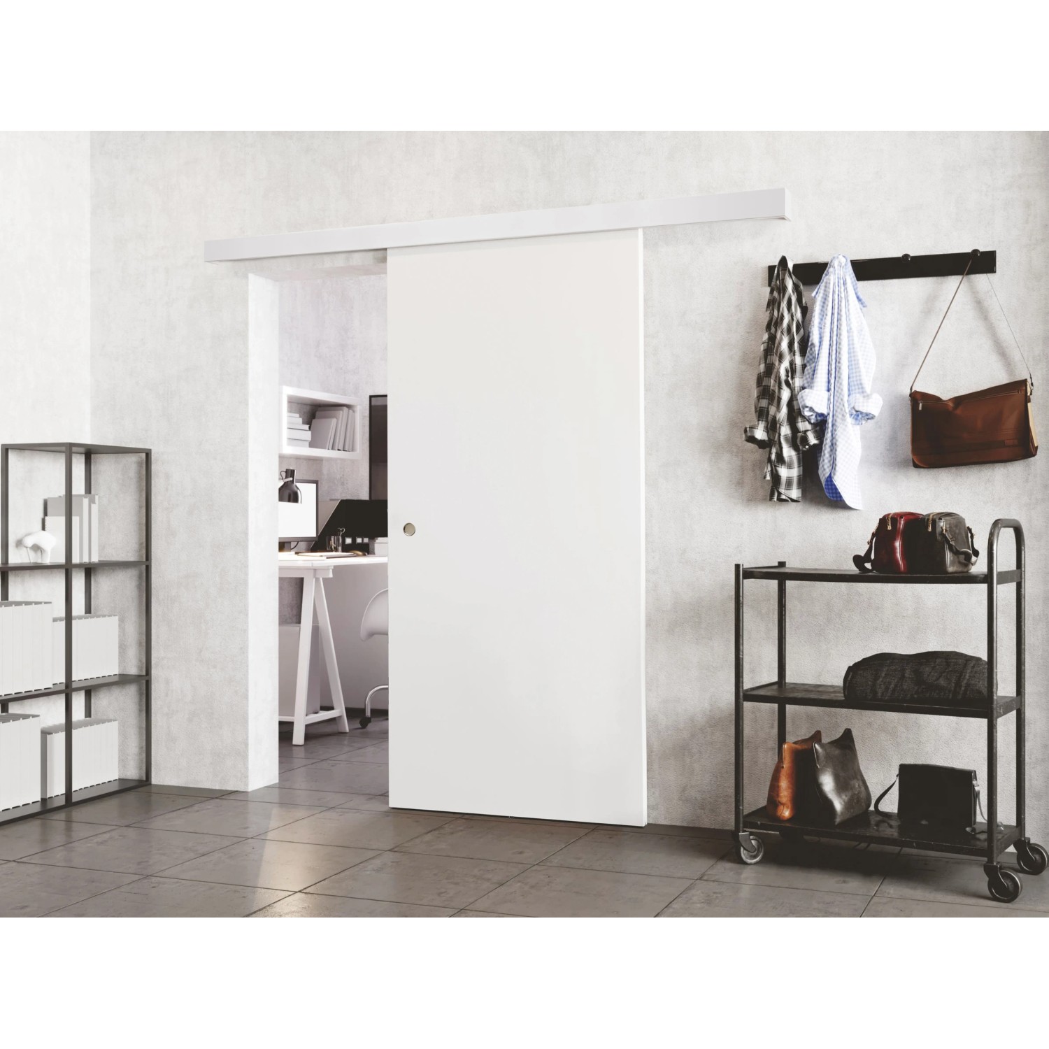Weißes Holzschiebetür-Set Margalida, 180x212cm, mit silberfarbenem Griff in modernem Raum.