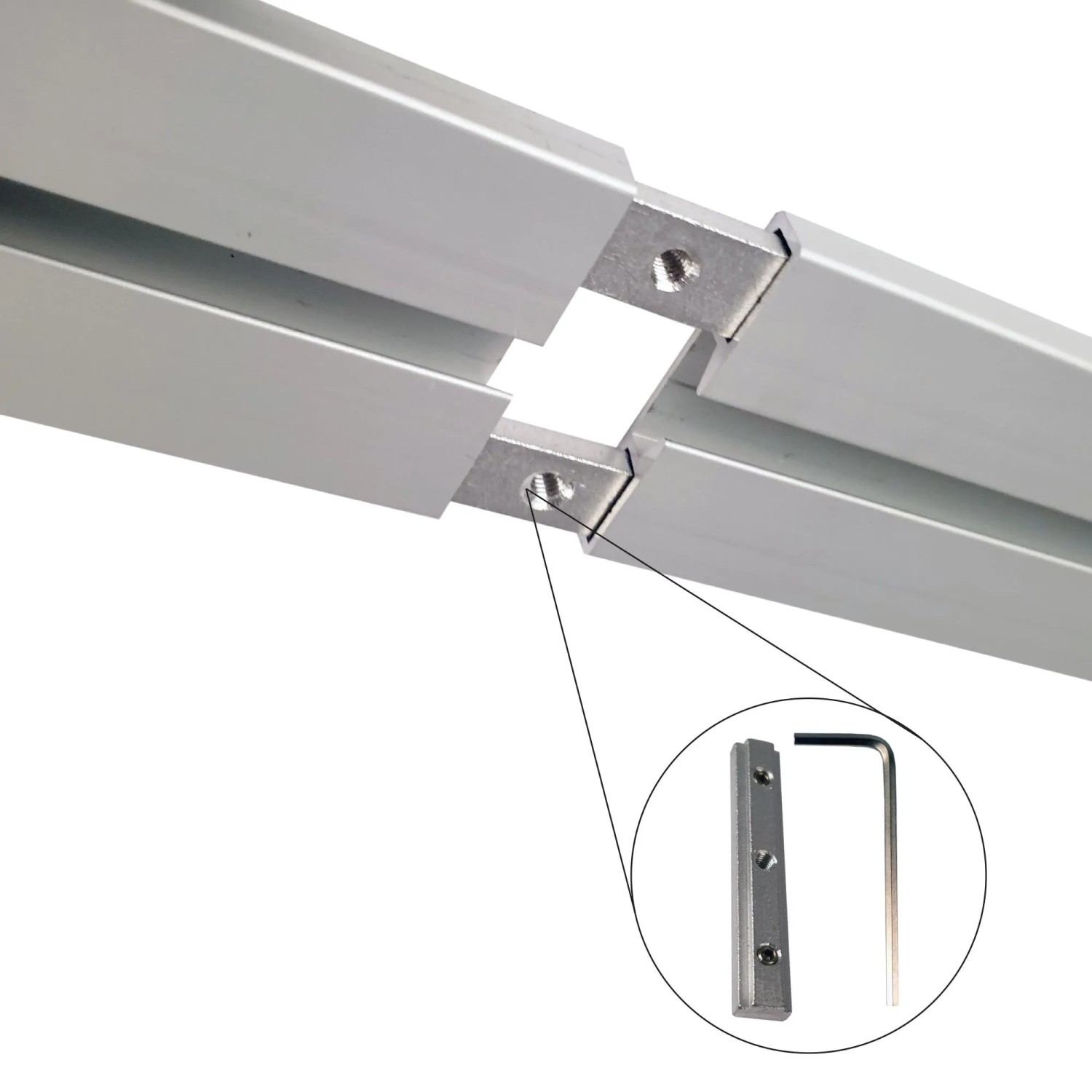 Detailaufnahme: Silberne Bestlivings Gardinenschiene aus Aluminium mit Verbinder und Inbusschlüssel.
