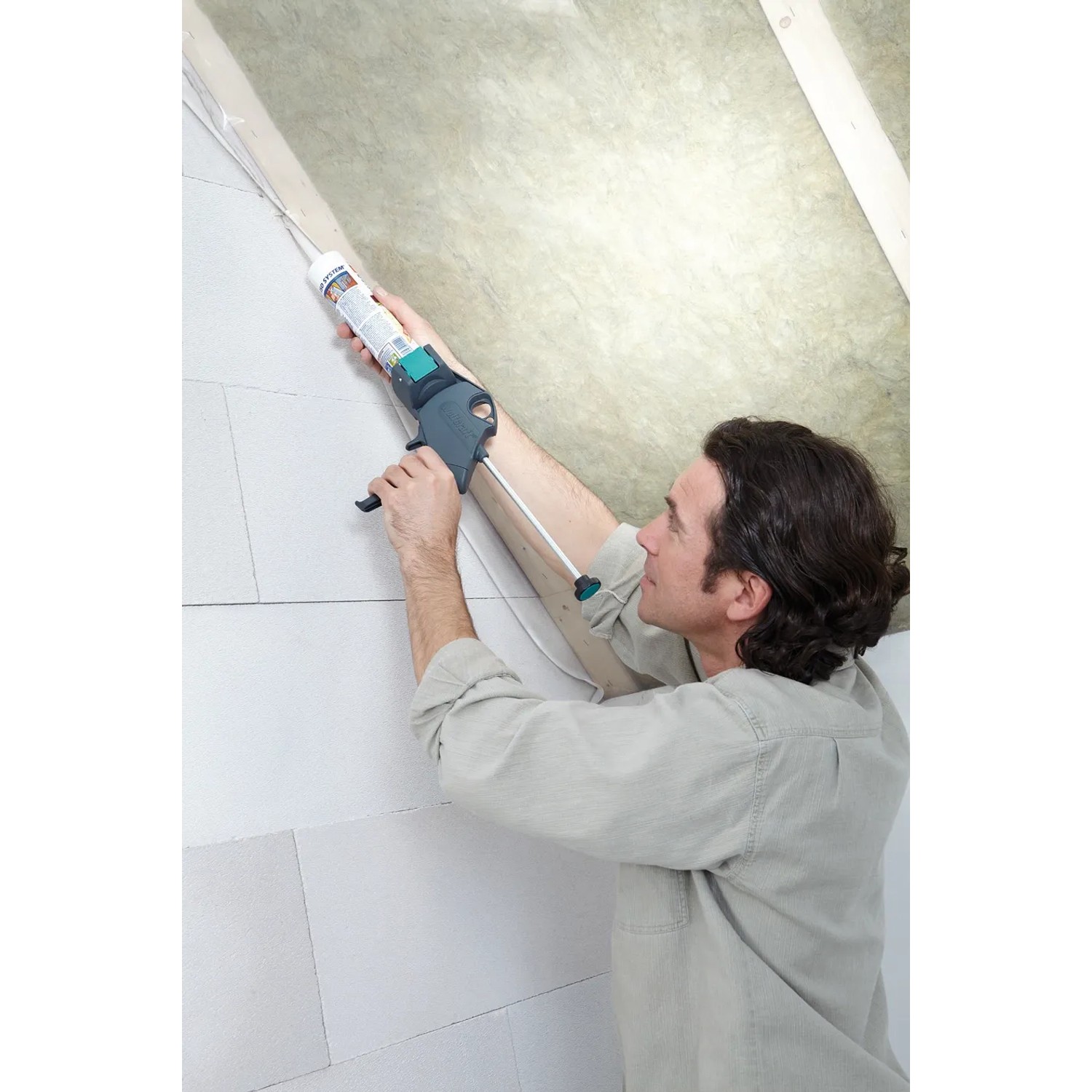 Mann benutzt wolfcraft Kartuschenpresse MG 300 für Silikonarbeiten an Wand und Decke.