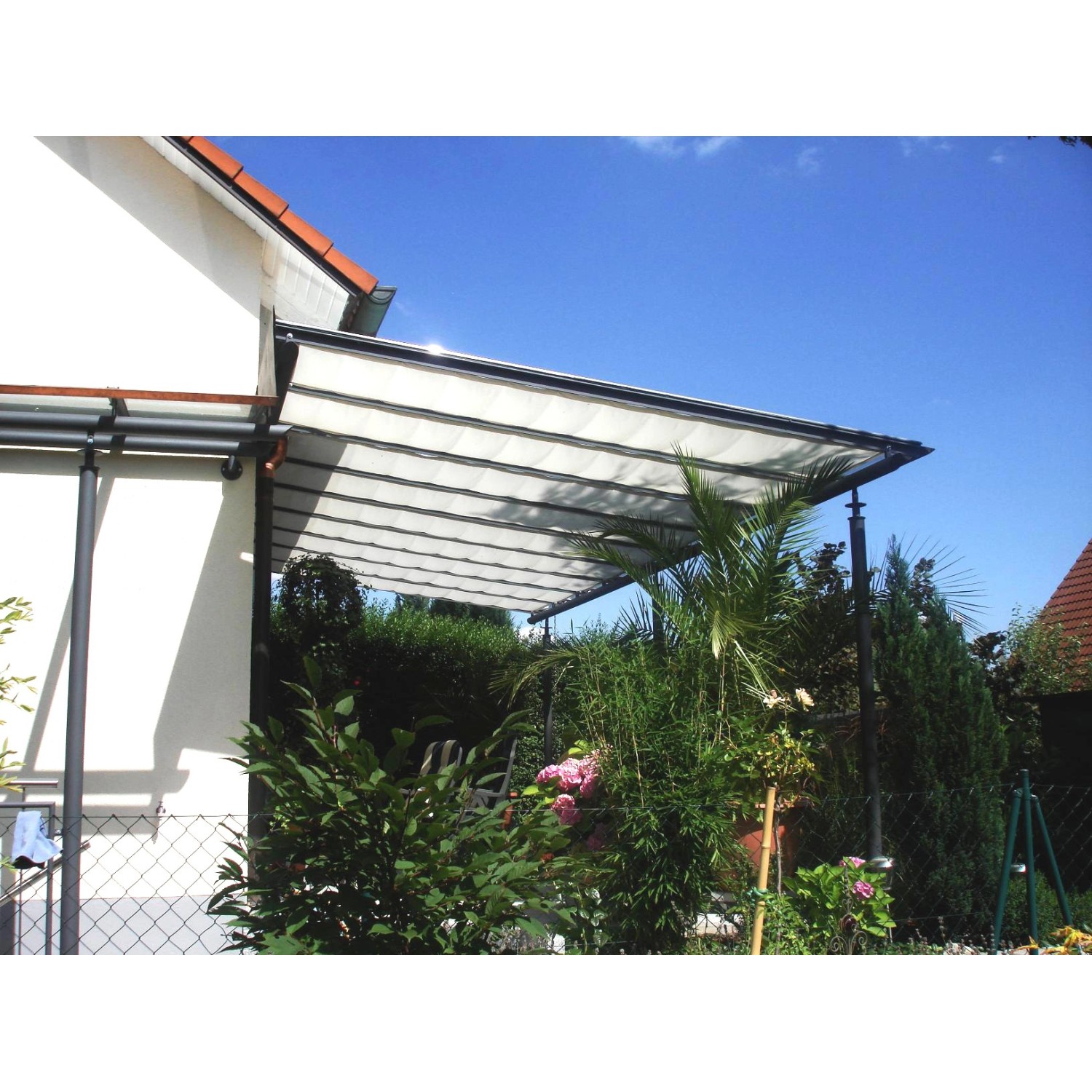 Rechteckiges, weißes Floracord Sonnensegel (275x91 cm) über einer Terrasse. Wasserabweisend und UV-Schutz.