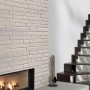 Verblender UltraStrong Klimexmilano Weiß Feinsteinzeug an Kaminwand.