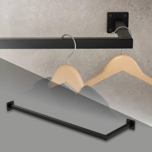 Schwarze ML-Design Kleiderstange Übereck zur Wandmontage, L-Form, mit Kleiderbügeln.