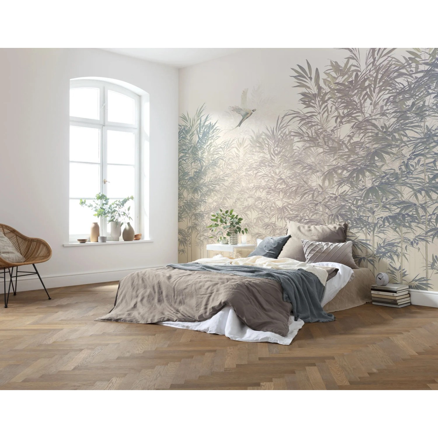 Komar Vliesfototapete Bamboo Paradise im Schlafzimmer mit Bambus- und Vogelmotiv.