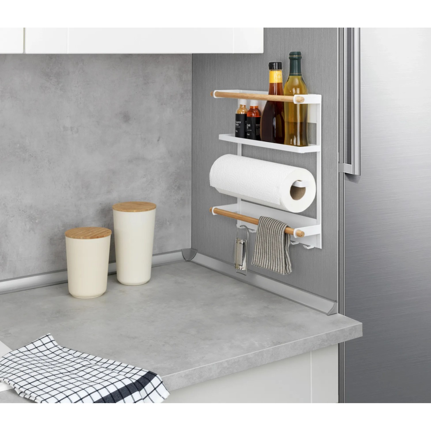 Wenko Küchenregal Magna, weißes Magnetregal mit Küchenrolle, Gewürzen und Handtuch an Kühlschrank