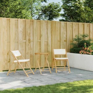 Zwei klappbare Bambus-Bistrostühle mit cremeweißen Sitz- und Rückenkissen auf einer gepflasterten Terrasse. Ideal als Gartenstühle.