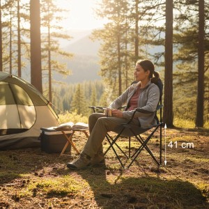 Grauer Relaxdays Campingstuhl mit Armlehnen und Getränkehalter im Einsatz beim Camping.
