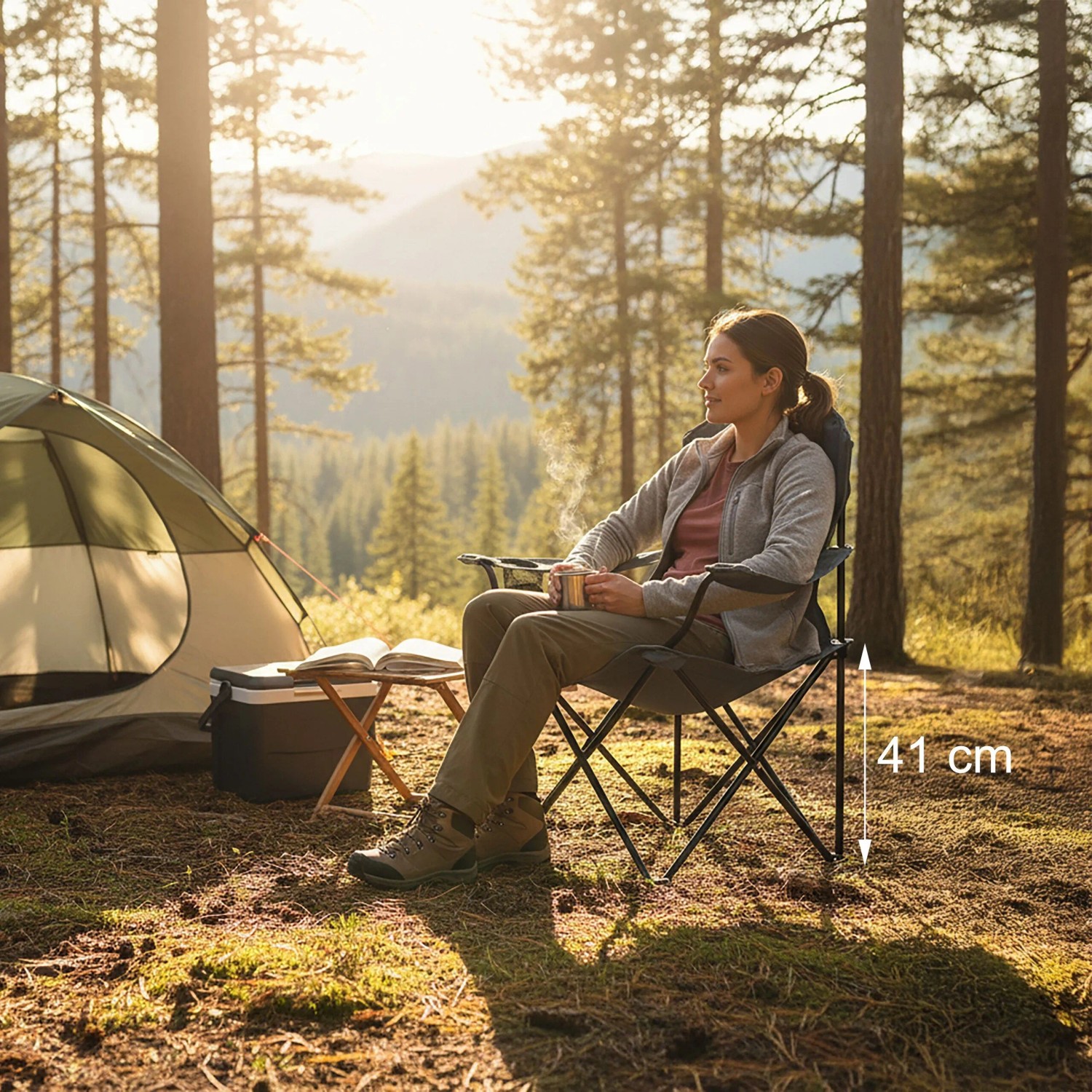 Grauer Relaxdays Campingstuhl mit Armlehnen und Getränkehalter im Einsatz beim Camping.