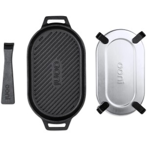 Ooni Grillpfanne Cast Iron Grizzler mit Griff und Untersetzer aus Edelstahl.