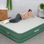 Bestway Luftbett, selbstaufblasend, 203x152x46cm, mit Frau. Ideal für Camping & Zuhause.