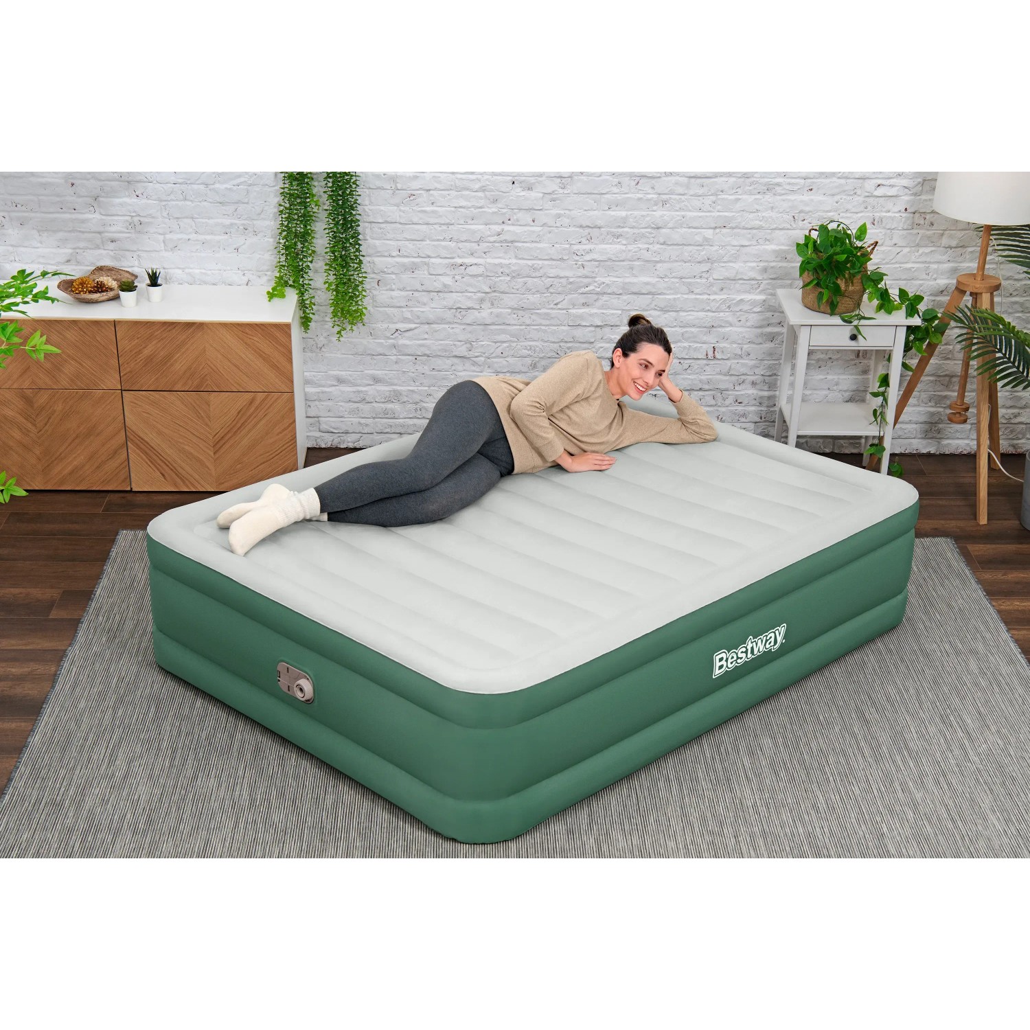 Bestway Luftbett, selbstaufblasend, 203x152x46cm, mit Frau. Ideal für Camping & Zuhause.