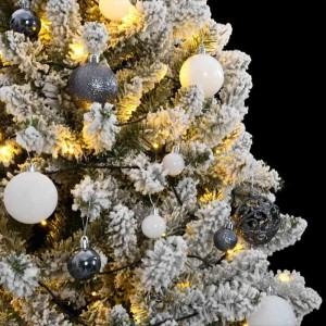 Detailaufnahme: Geschmückter, künstlicher Weihnachtsbaum mit LED-Lichtern und weißen/grauen Kugeln.