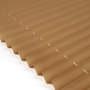 Detailaufnahme: Cappuccino-farbenes Plissee Basic 95x150cm, blickdicht, ohne Bohren.