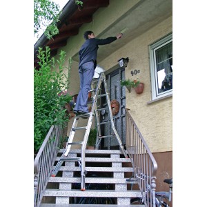 Krause Televario Teleskop-Leiter mit Holmverlängerung im Einsatz auf einer Treppe beim Malen.