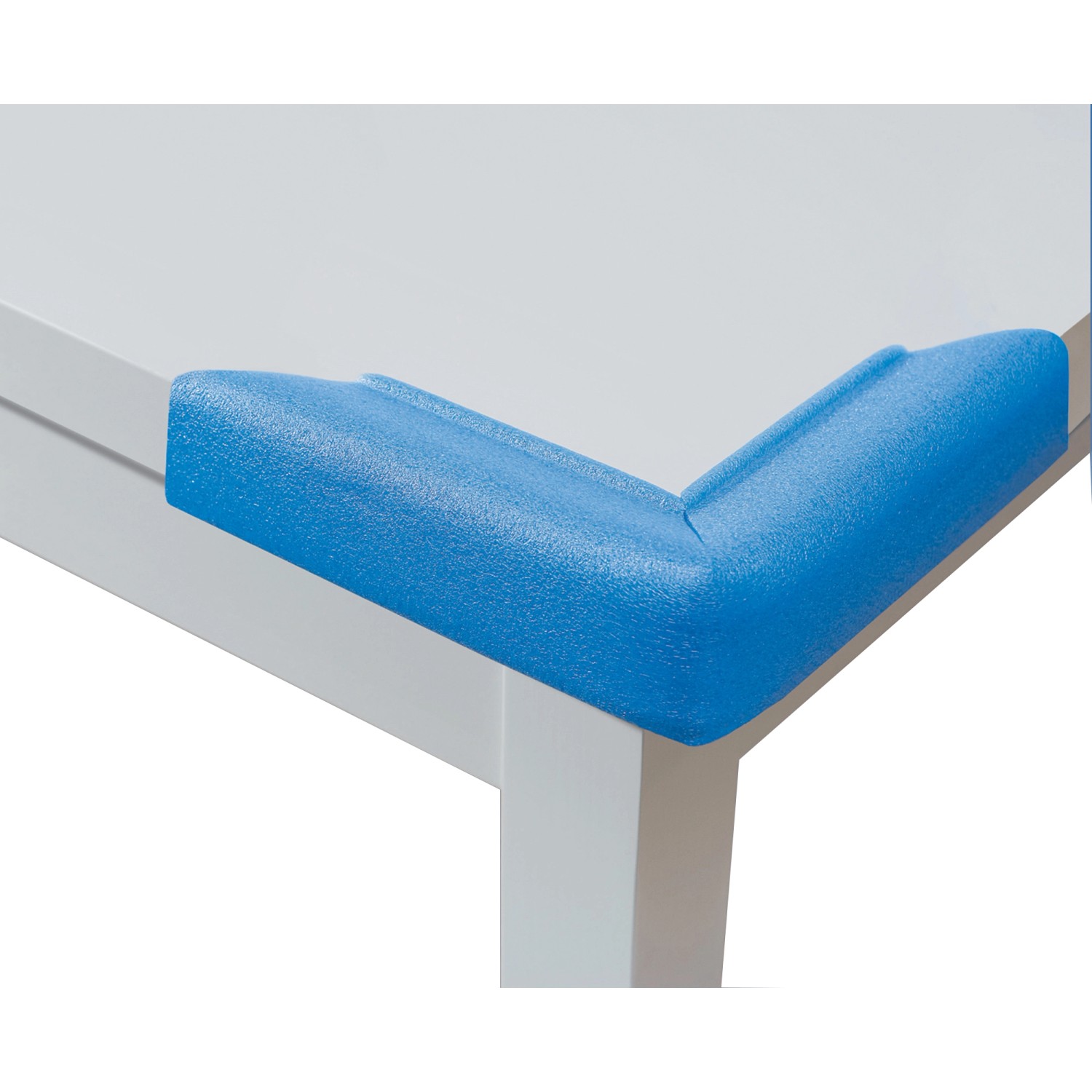 Blauer Universal-Kantenschutz aus Schaumstoff am Tisch, ca. 4 m lang.