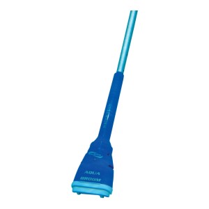 Pool Blaster Aquabroom Ultra Poolsauger, blau, mit Stiel und Saugkopf.