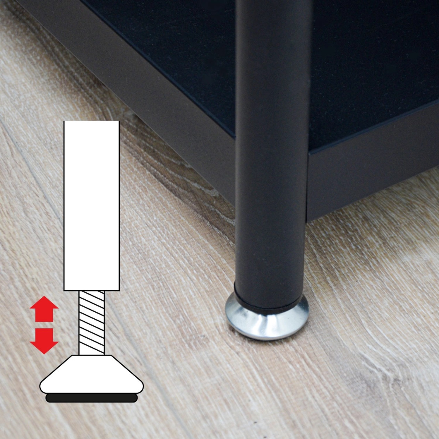 Detailaufnahme: Höhenverstellbarer Fuß des schwarzen shelfr Metallregals.