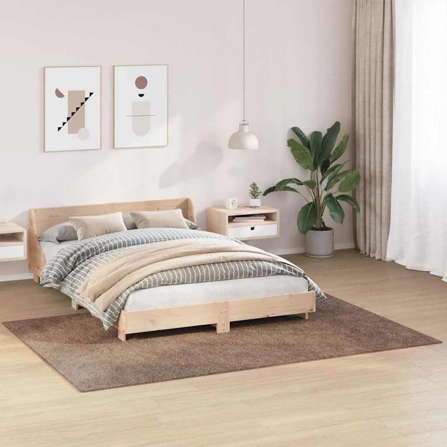 Brauner, rechteckiger Shaggy Hochflorteppich (160x230 cm) aus PP mit Anti-Rutsch-Basis im Schlafzimmer.