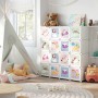 Weißer Songmics Nachttisch mit 16 Würfeln und Einhorn-Motiven im Kinderzimmer.