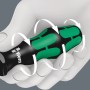 Wera Schlitz-Schraubendreher mit Kraftform Plus Griff in Hand, ergonomisch geformt.