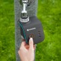 Gardena Smart Water Control Set am Wasserhahn, gesteuert per Fingerdruck. Bewässerungscomputer für smarte Gartenbewässerung.