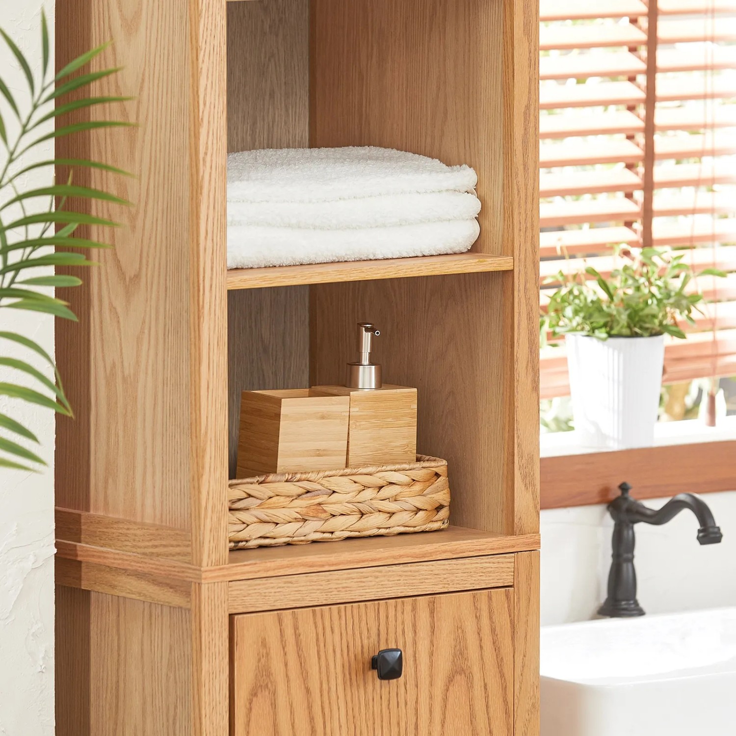 SoBuy Badezimmerschrank BZR95-N aus MDF in Natur mit Wäschesack und offenen Fächern.