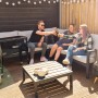Axi Kühlwagen Retro Schwarz 76 l mit feiernden Personen im Garten.