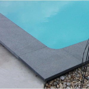 Dunkelgraue Summer Fun Granitumrandung für Rechteckbecken (700x350 cm).