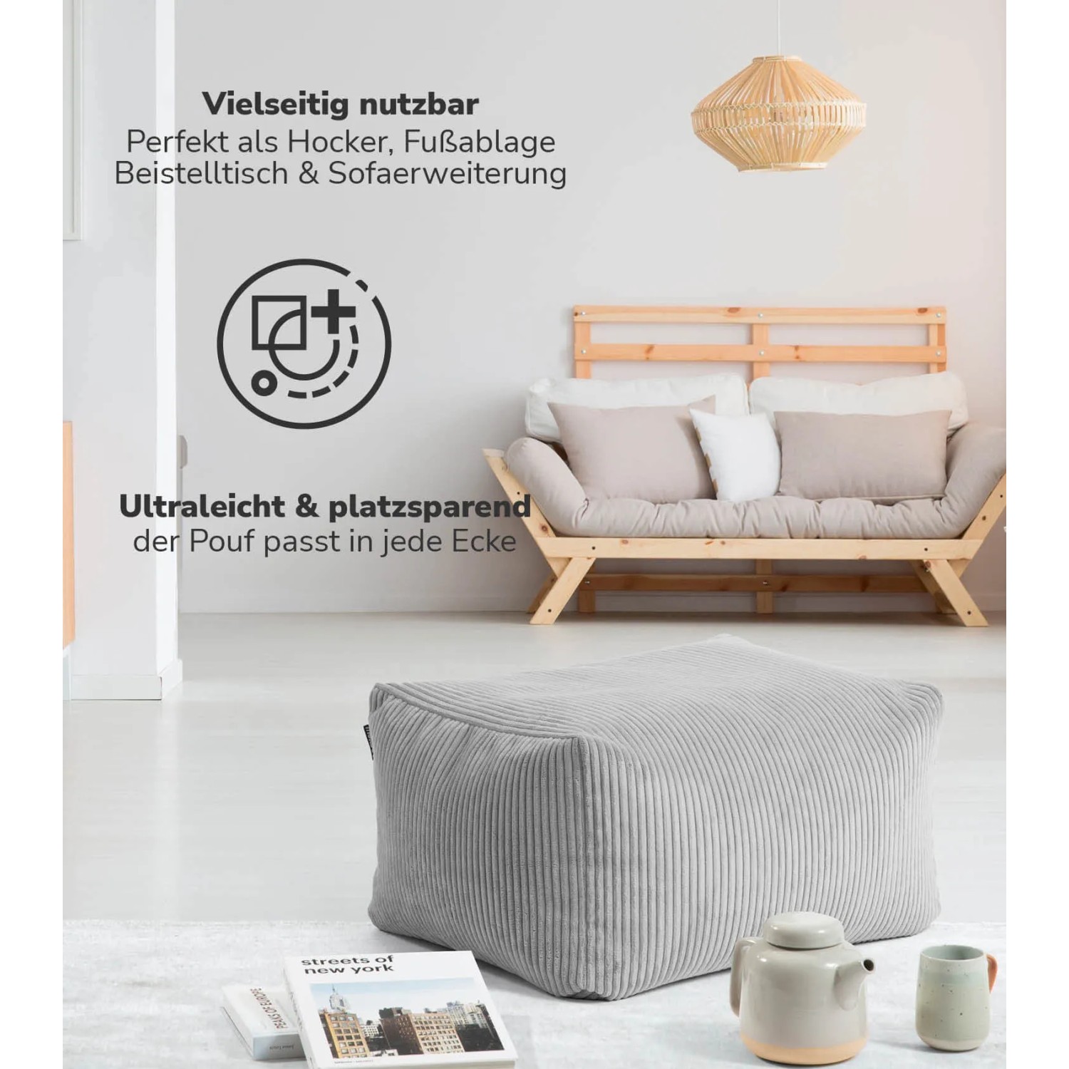 Grauer Cord mokebo Pouf Hocker 'Ruhestifter' im Wohnzimmer, vielseitig als Sitzhocker oder Fußhocker nutzbar.