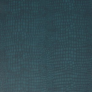 Nahaufnahme der blauen Vliestapete mit Krokodilmuster von Superfresco Easy.