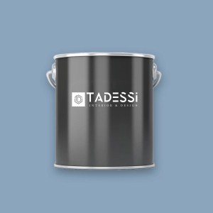 Dunkelgrauer Tadessi Farbeimer mit 5 l Alpakabeige matter Dispersionswandfarbe auf blauem Hintergrund.