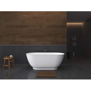 Weiße, freistehende ovale Badewanne Mobula 150 cm in modernem Bad mit Holzdetails.