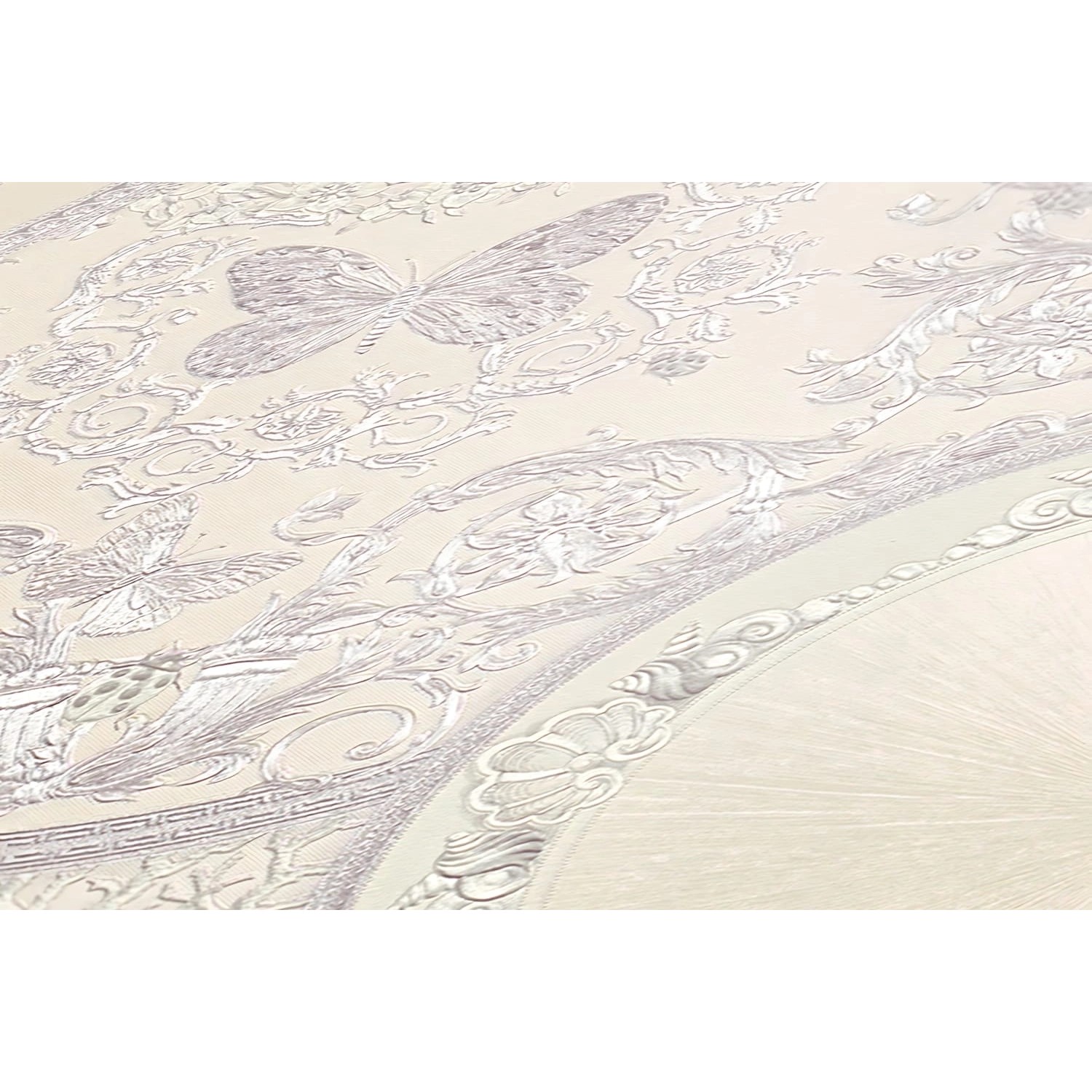 Grafische, glänzende Vliestapete in Silber, Weiß und Creme mit Schmetterlingsmuster.