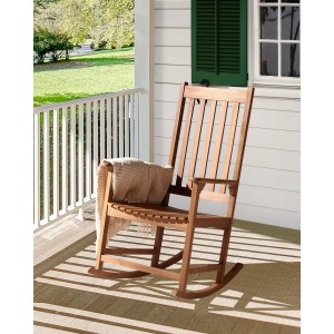 Beliani Schaukelstuhl aus Holz in hellem Farbton mit Decke auf Veranda.