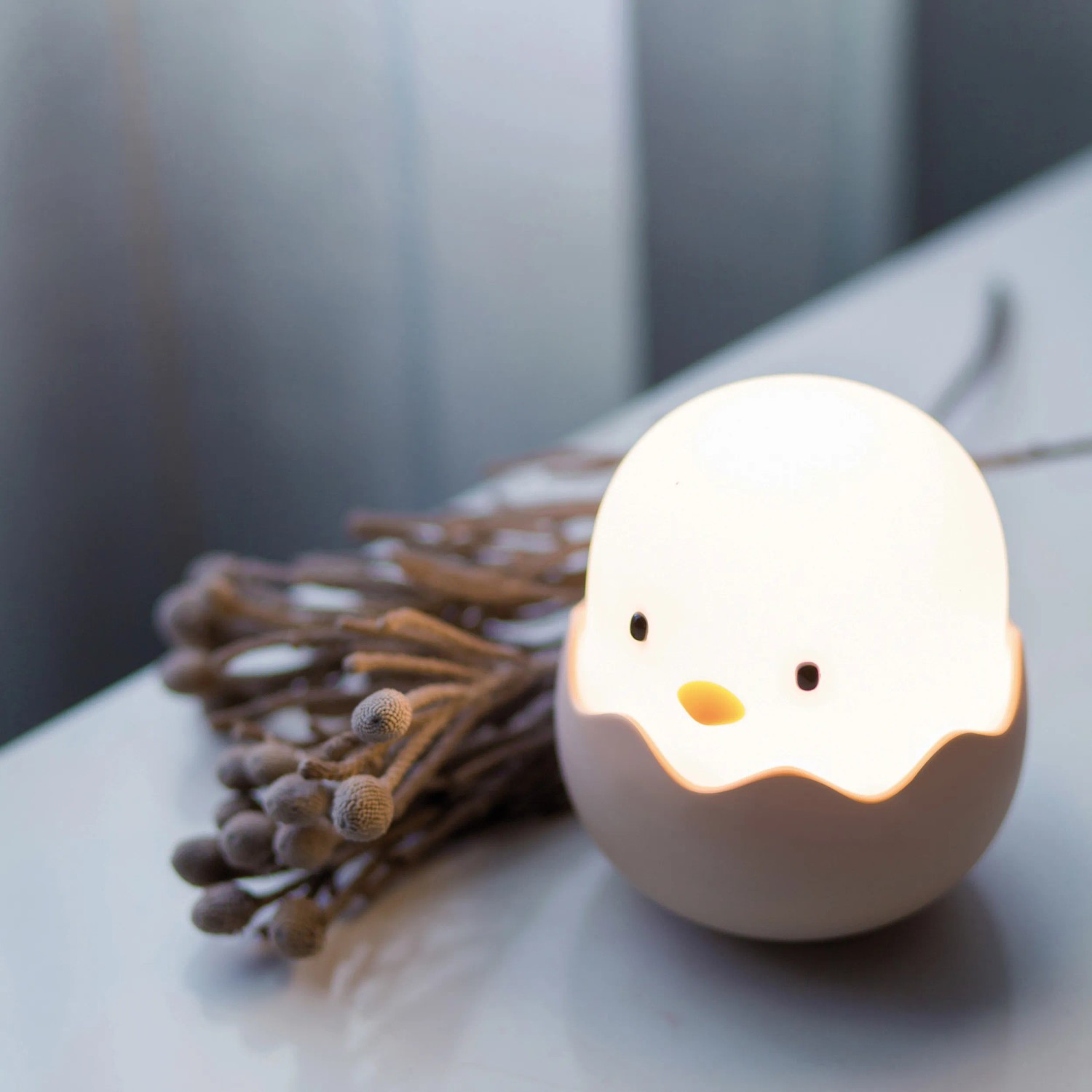 Dimmbares LED Nachtlicht Eggy Egg in Kükenform mit Akku und RGBW Funktion.