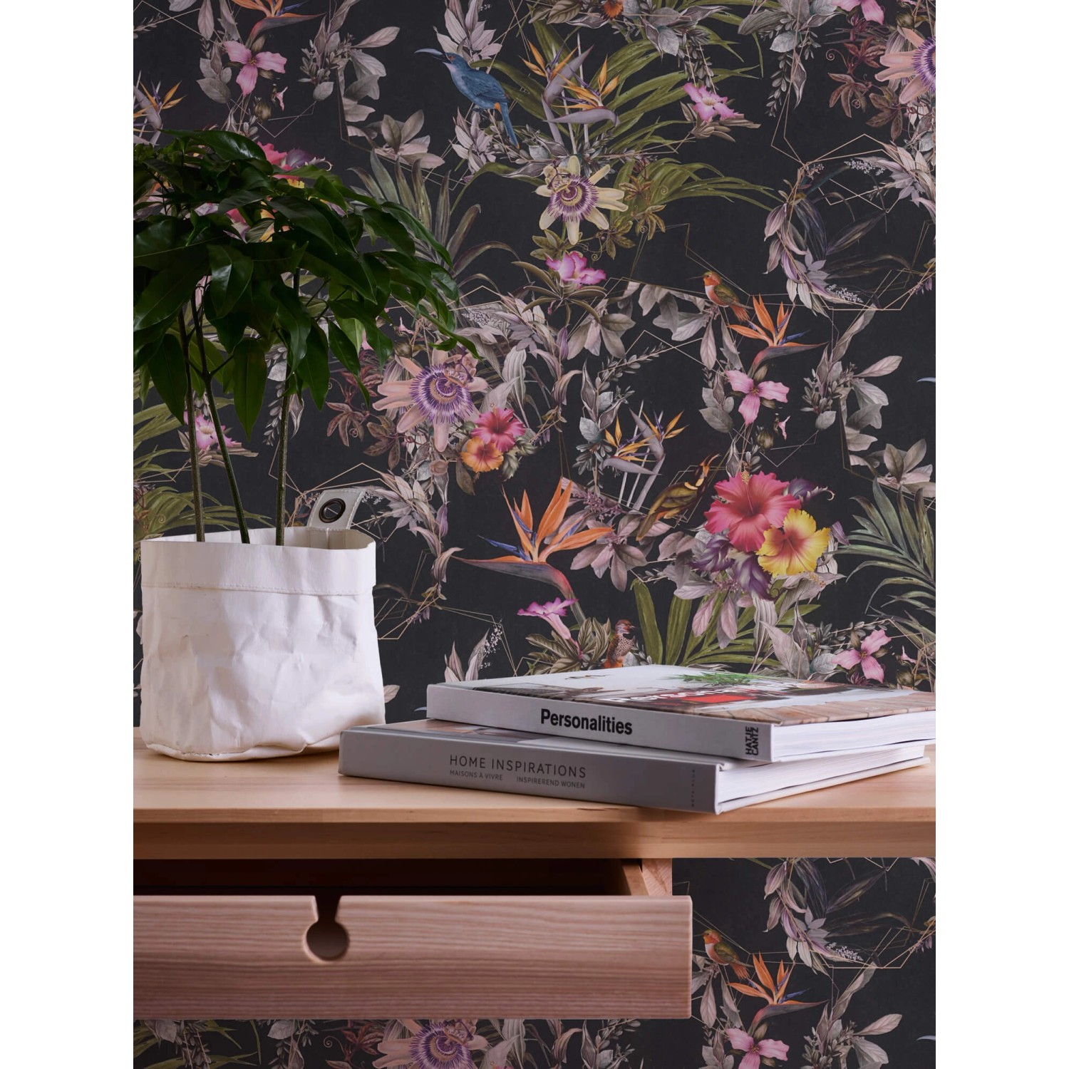 PROFHOME Vliestapete mit Blumen, Palmen, Kolibris und Vögeln auf schwarzem Grund.