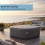 Graue, eckige Bestway LAY-Z-SPA Thermo-Abdeckung auf Whirlpool, Holzterrasse mit Meerblick.