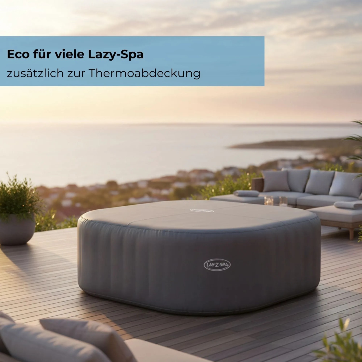 Graue, eckige Bestway LAY-Z-SPA Thermo-Abdeckung auf Whirlpool, Holzterrasse mit Meerblick.