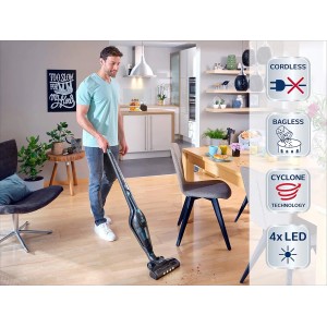 Mann saugt mit dem Leifheit Akku Staubsauger Rotaro PowerVac 2in1 in einer Wohnung.
