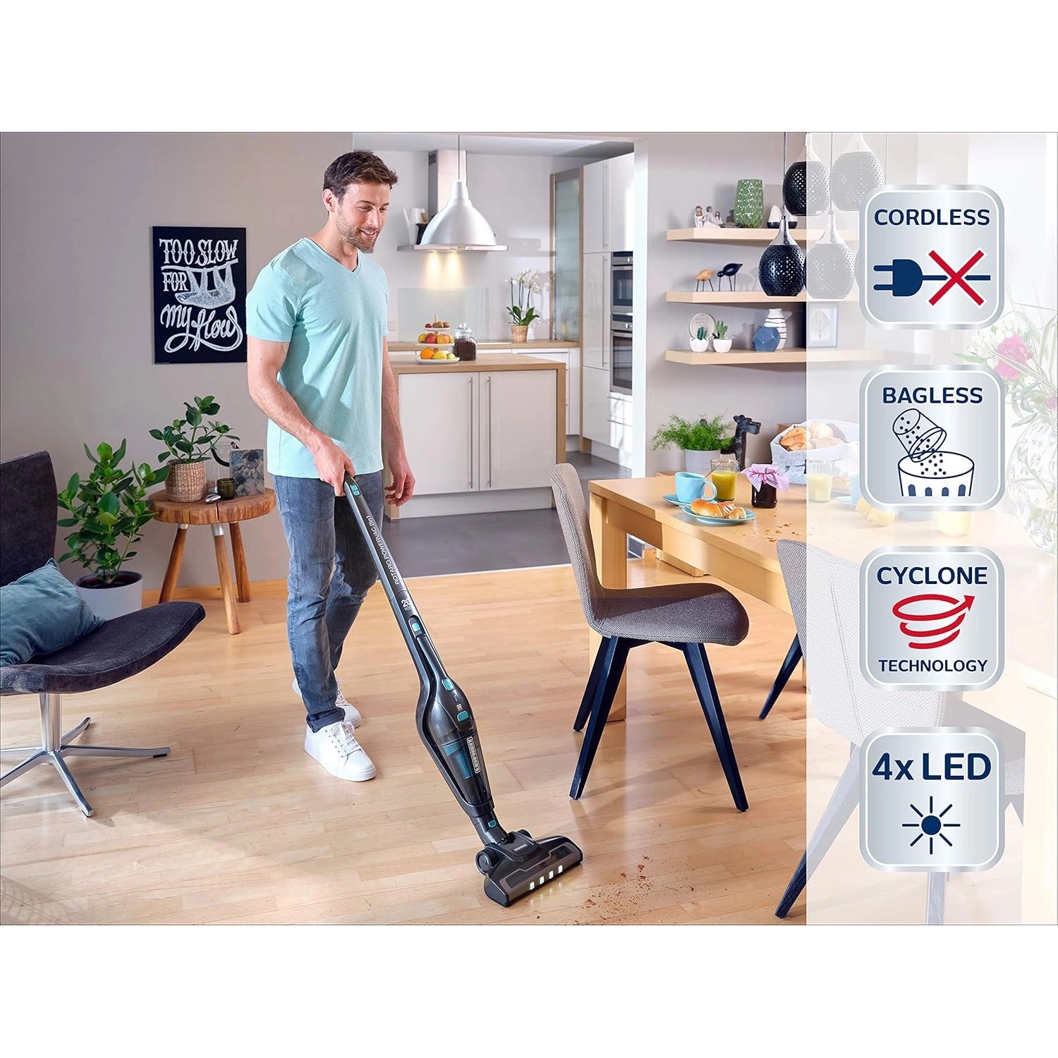 Mann saugt mit dem Leifheit Akku Staubsauger Rotaro PowerVac 2in1 in einer Wohnung.