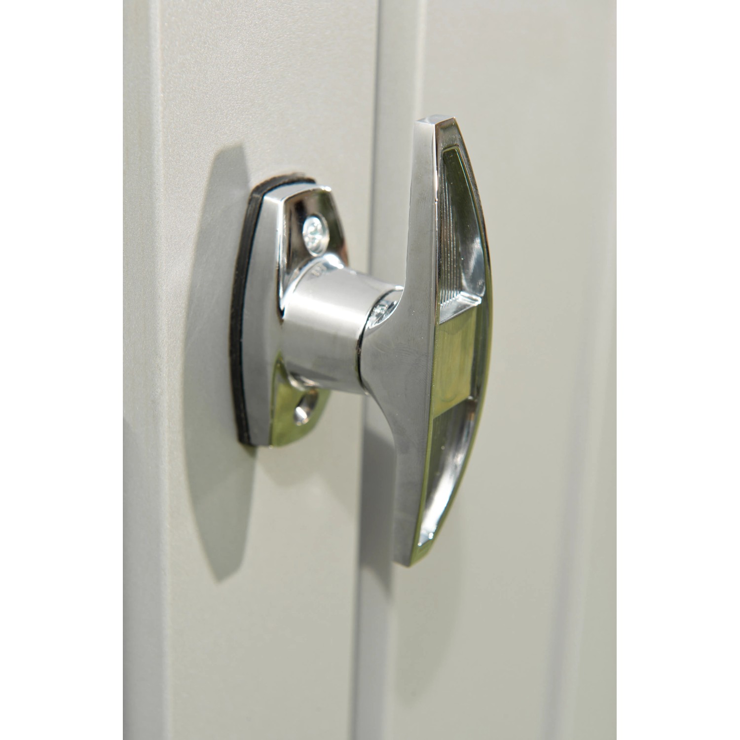 Detailaufnahme: Griff der abschließbaren Duramax Mülltonnenbox in Anthrazit/Weiß.